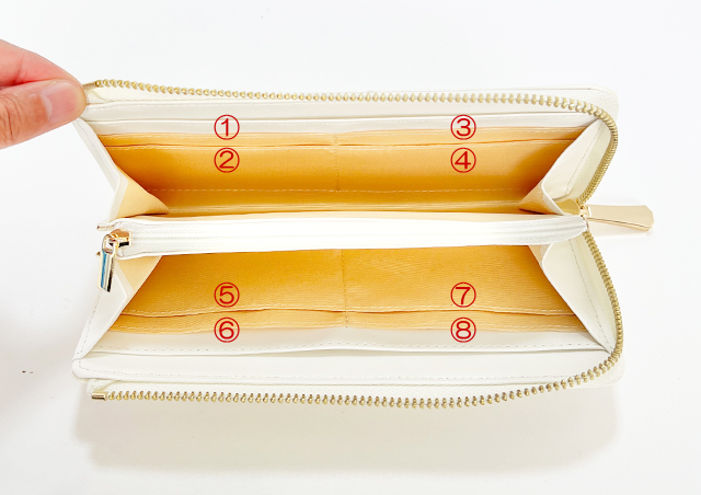 カード入れは８つ